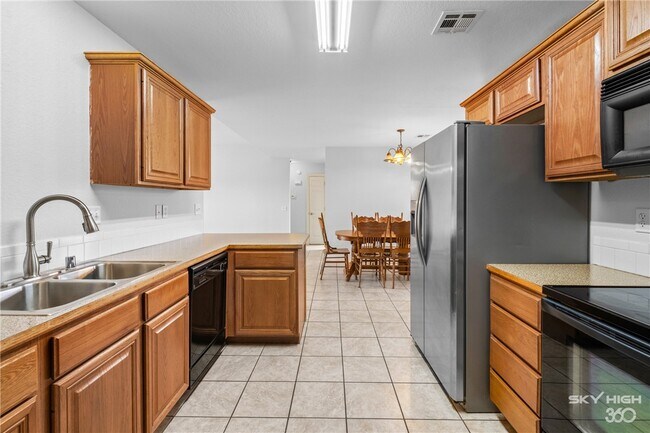 Building Photo - 1002 Applewood Cir
