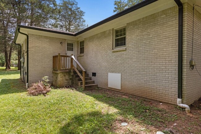Building Photo - 121 Glenn Springs Rd