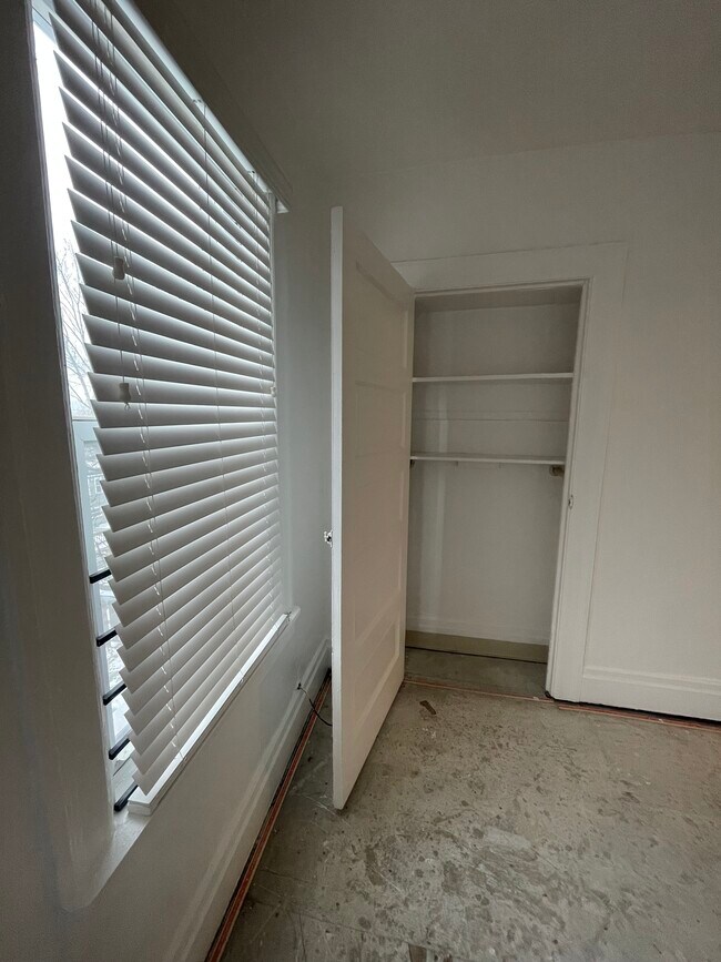 Back bedroom closet - 5350 Kincaid St