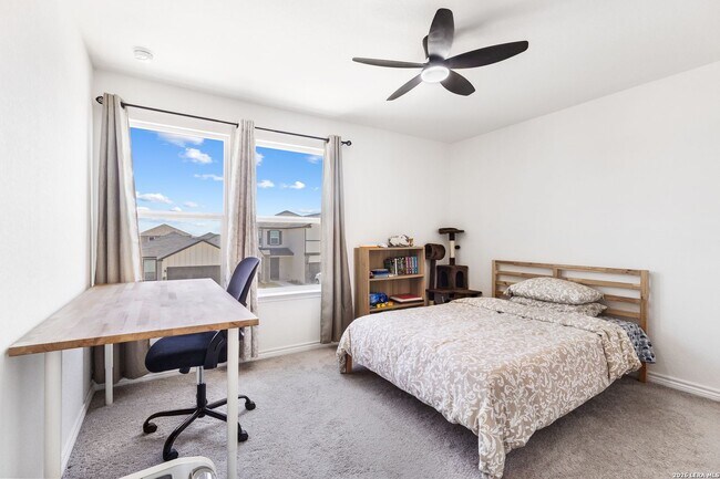 Building Photo - Charming Home Awaits: Spacious & Modern Living in a Prime Location