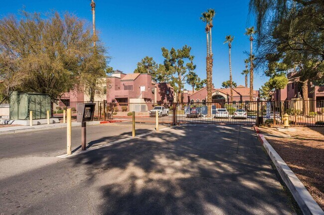 Building Photo - Beautiful 2 bed, 2 bath condo ready to mov...