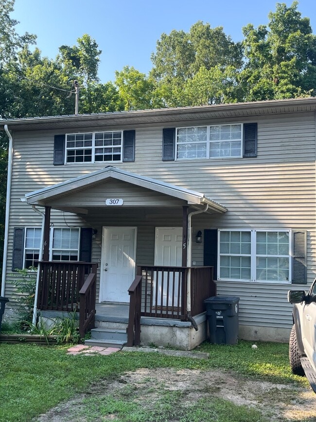 Building Photo - 305 Holliman St