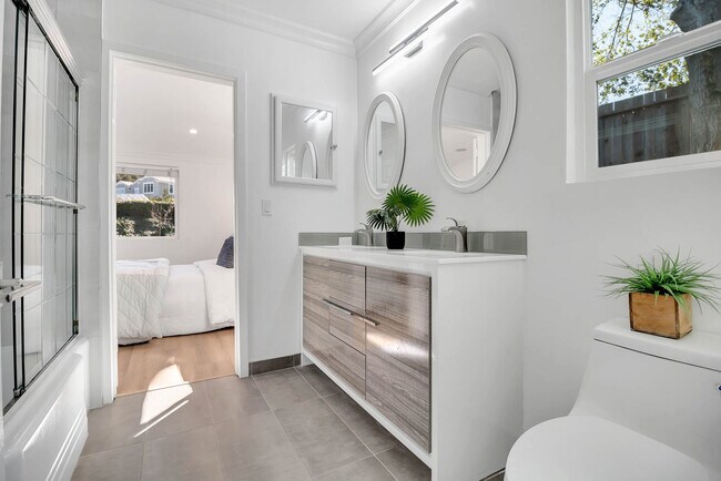 SECONDARY BATHROOM - 16047 Meadowcrest Rd