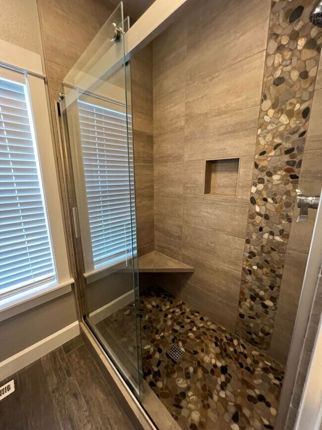 Building Photo - Spacious home with a large bonus room!  We...