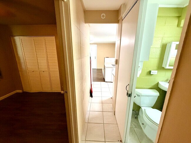 Building Photo - 1347 Palolo Ave