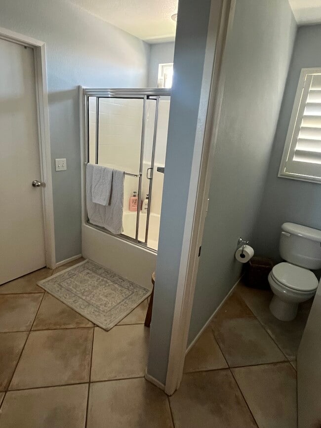 Building Photo - 615 Sky View Dr