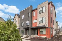 Building Photo - Townhome in Downtown Indy