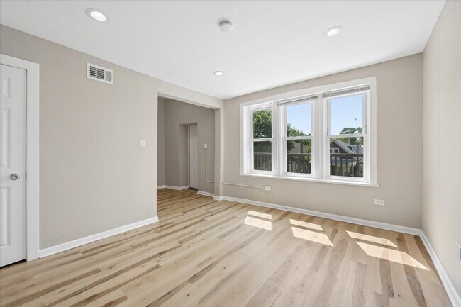 Building Photo - 545 N Drake Ave