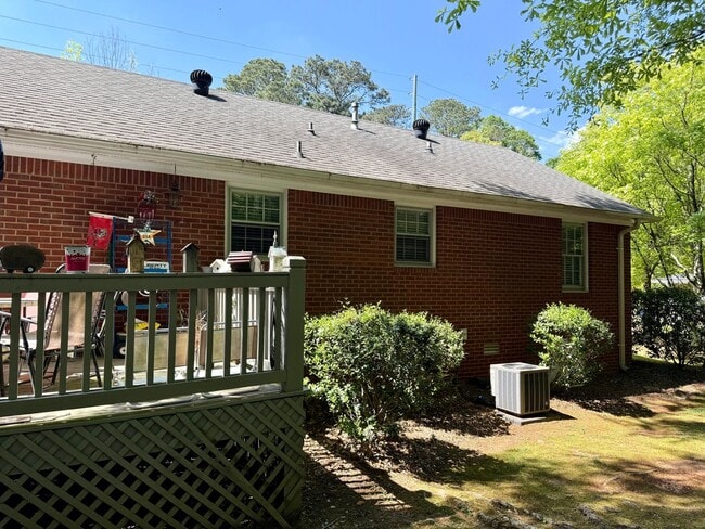 Building Photo - Charming 2-bedroom, 1-bathroom Brick Home Available July 2026
