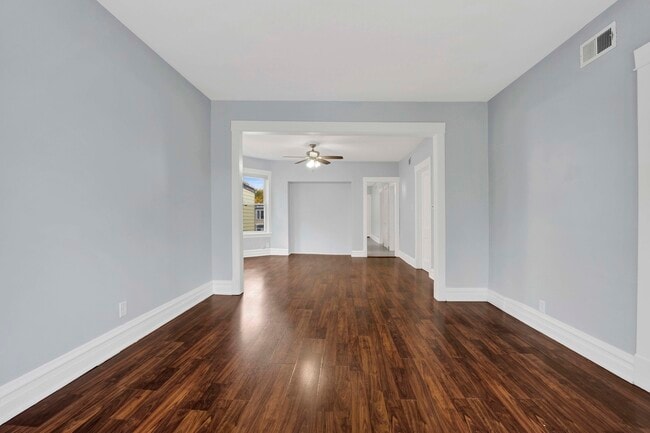 Building Photo - 5015 W Montrose Ave