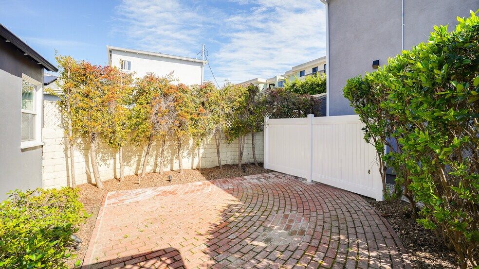 Building Photo - 3936 S Victoria Ave