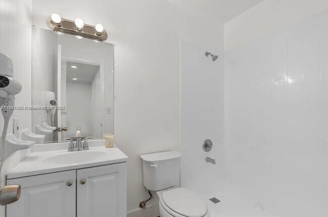 Building Photo - 2512 SW 113th Ct