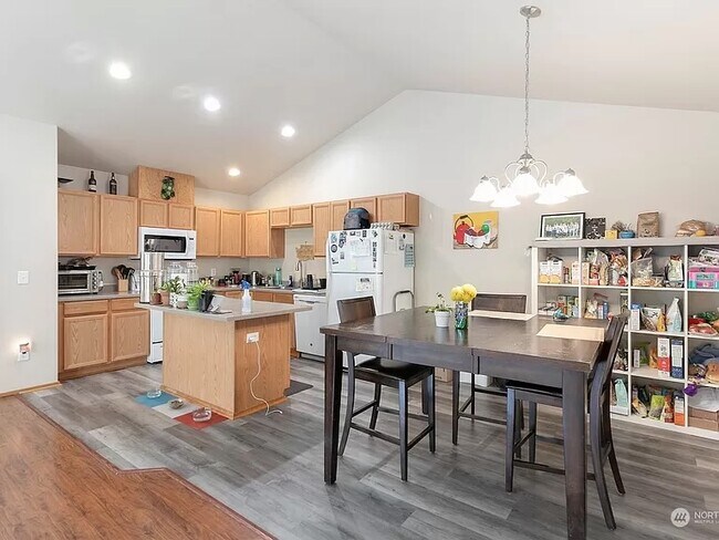 Building Photo - 2296 James Cir