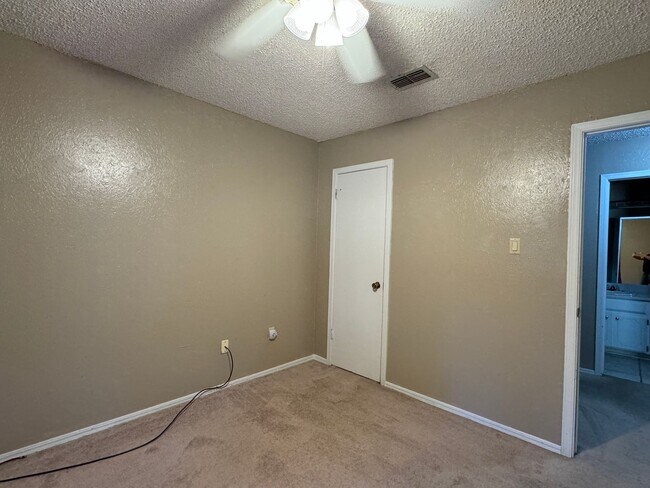 Building Photo - 7909 NW Terrace Hills Blvd