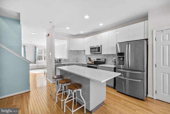 Building Photo - 381 Livermore Ln