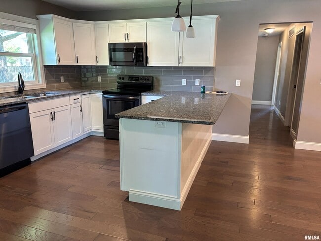 Building Photo - 90 Pinehurst Dr