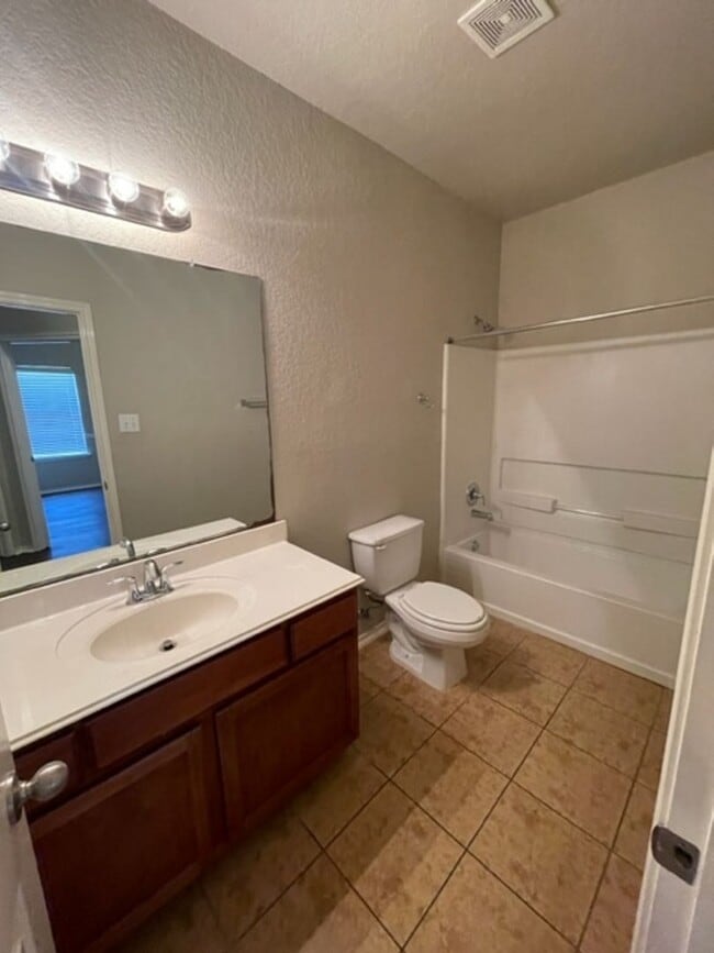 Building Photo - Spacious 3-Bedroom, 2-Bath Single-Story Ho...