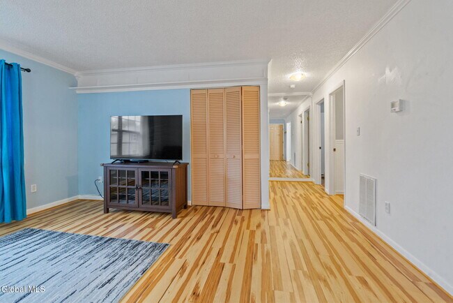 Building Photo - 25A Pine Ln