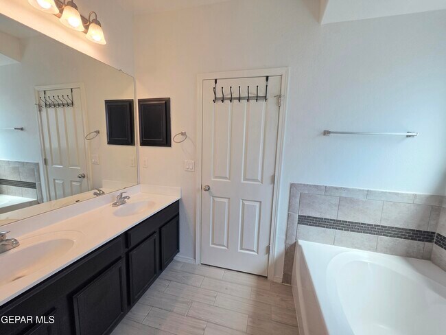 Building Photo - 7517 Red Cedar Dr