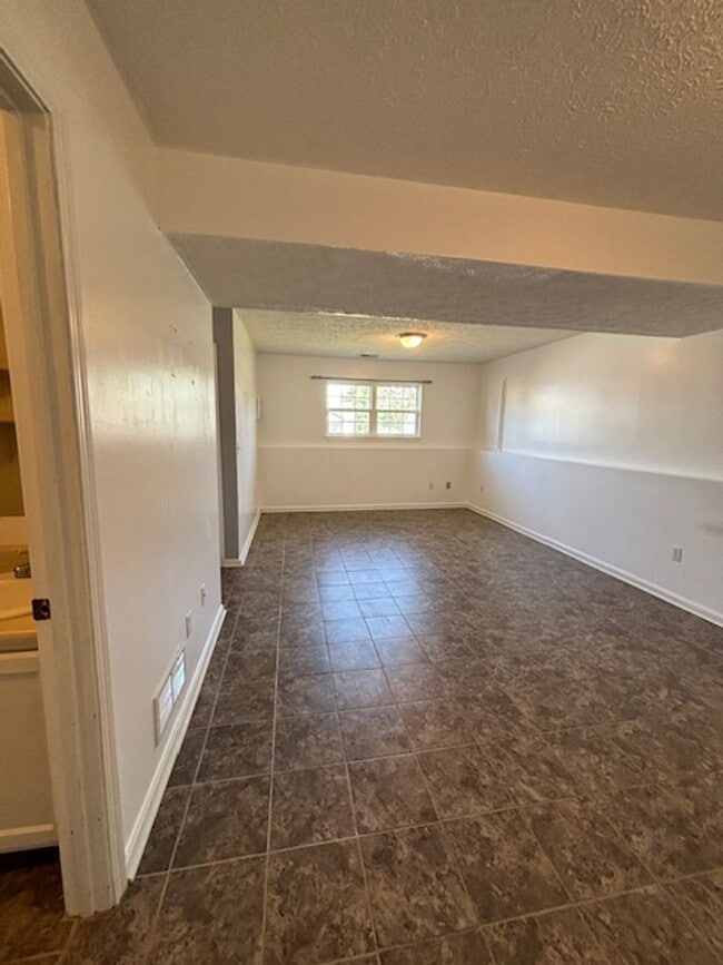Building Photo - 210 Scarlet Ave