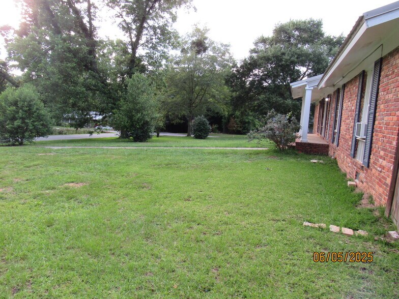 Building Photo - 2215 Macy Ave