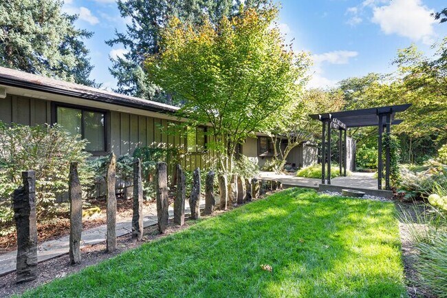 Building Photo - 2640 SW Vista Dr