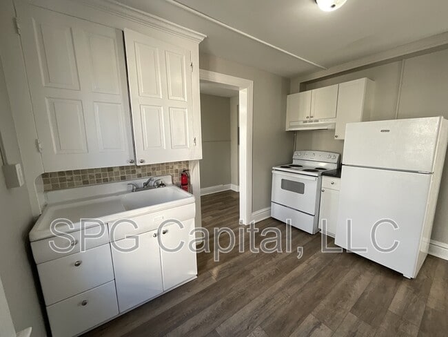 Building Photo - 1042 W Market St