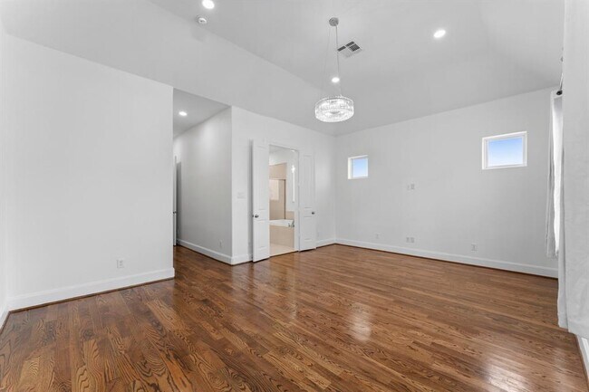 Building Photo - 1038 E 29th St