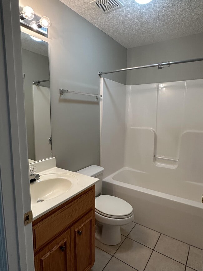 Building Photo - 2004 Chestnut Ave