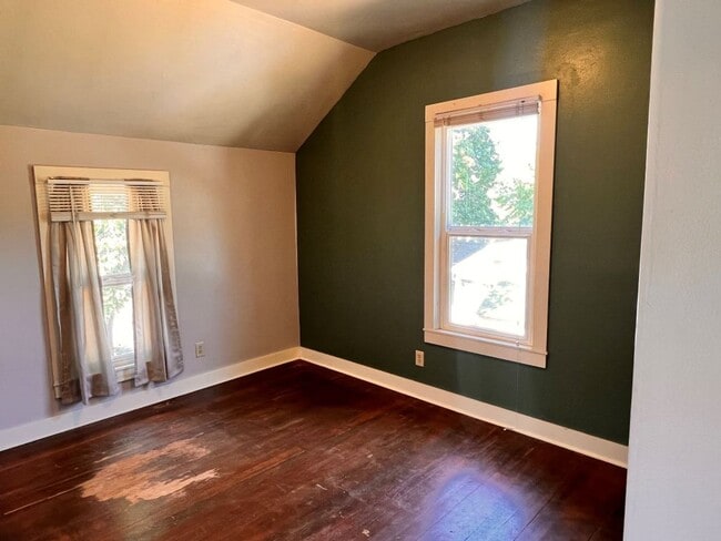 Building Photo - One Bedroom Apartment Home! Pet Friendly