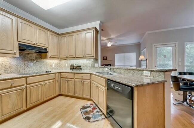 Building Photo - Beautiful 4 Bedrooms, 2.5 baths property i...