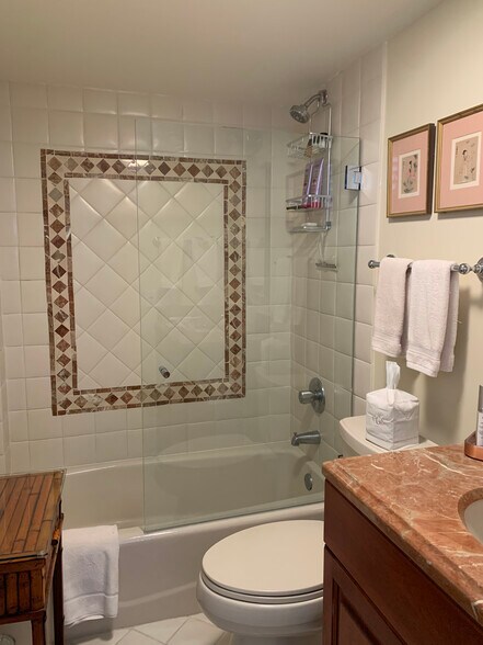 Bath - 401 Peruvian Ave