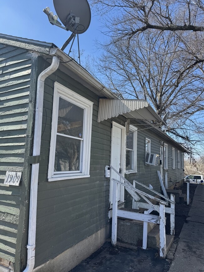 Building Photo - 1909 SE Pennsylvania Ave