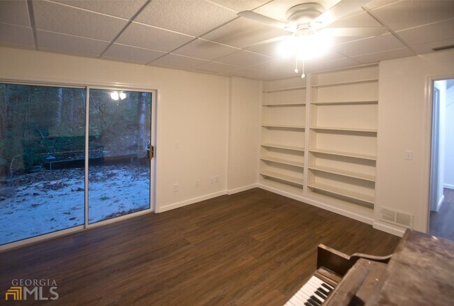 Building Photo - 653 Covecrest Dr