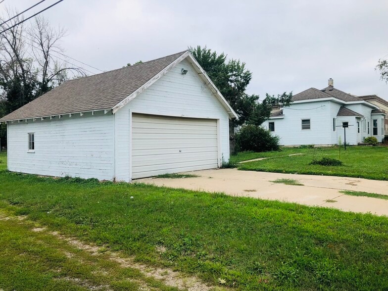 Building Photo - 609 Blackhawk St