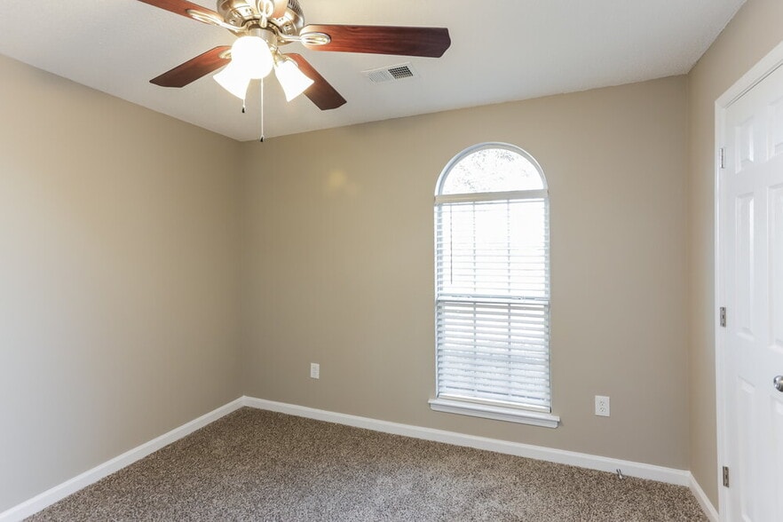 Building Photo - 4241 Meadow Creek Dr