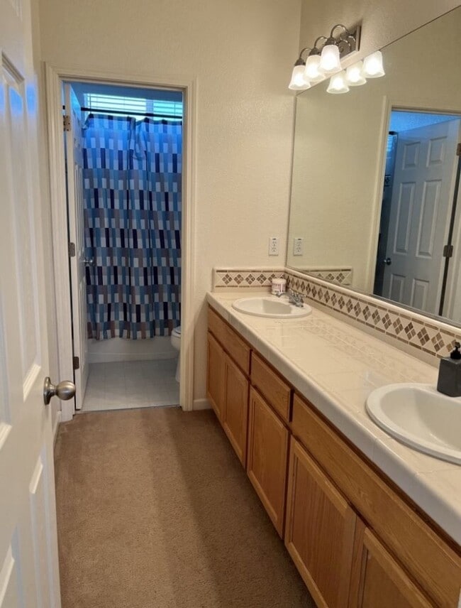 Building Photo - Luxury LAKEFRONT property!!!