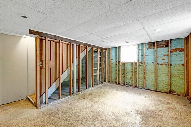 Building Photo - 3BR Cottage with Large Backyard, Garage and a Basement!