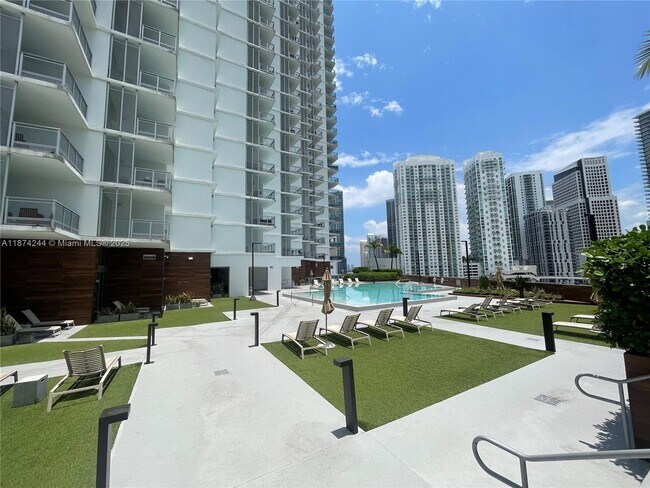 Building Photo - 350 S Miami Ave