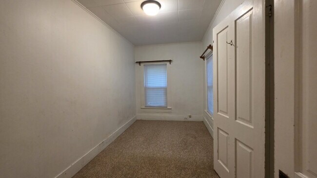 Building Photo - "Cozy & Convenient 2-Bedroom Duplex In Neenah – 800 Sq Ft of Comfortable Living!"