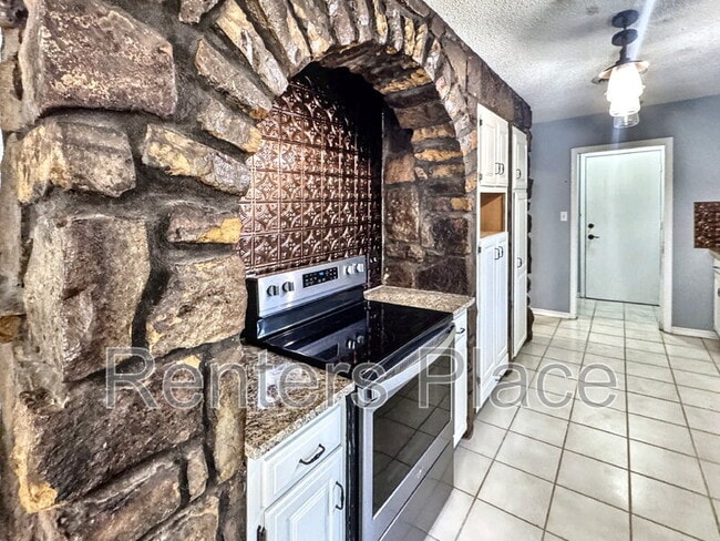 Building Photo - 705 Greenview Cir