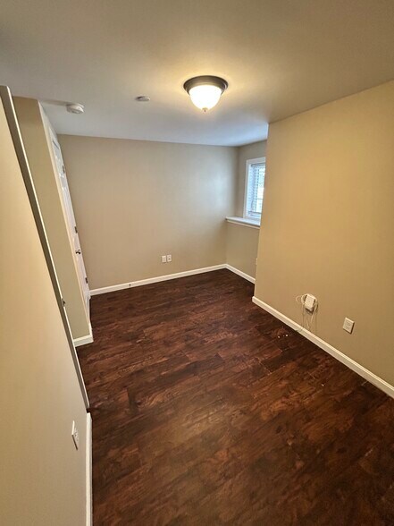 Building Photo - 9 Main St