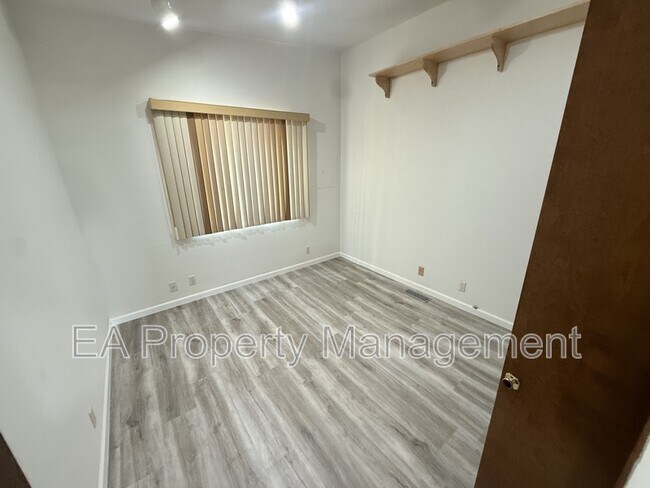Building Photo - 500 Oakwood Pl NE