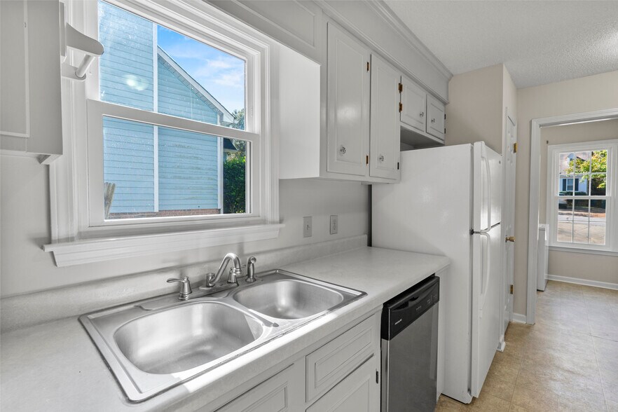 Building Photo - 241 Friarsgate Blvd