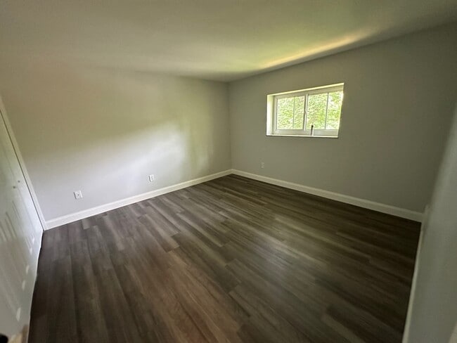 Building Photo - 908 Erdner Ave