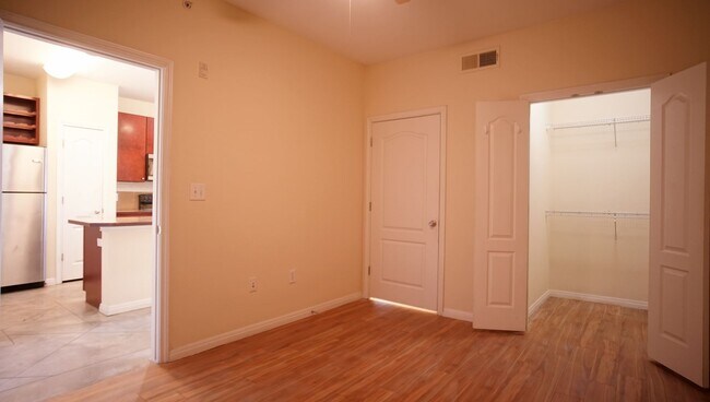 Building Photo - Large 3/2 with Rooftop Pool Walking Distance to UT Austin