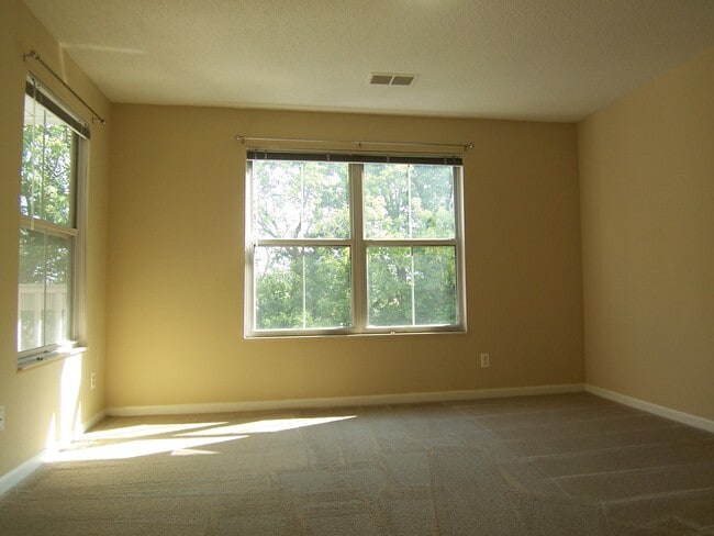 Building Photo - 103 Fieldcrest St