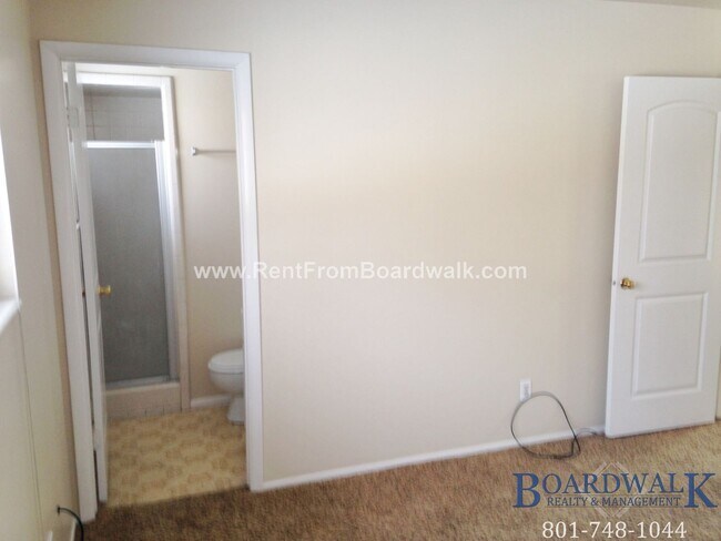 Building Photo - Great 5 Bed Now Available in Riverton