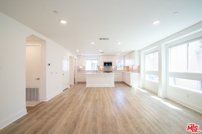 Building Photo - 5257 Bainbridge Pl