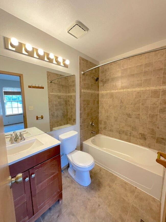 Building Photo - 2 Bedroom Townhome Available Near Austin B...